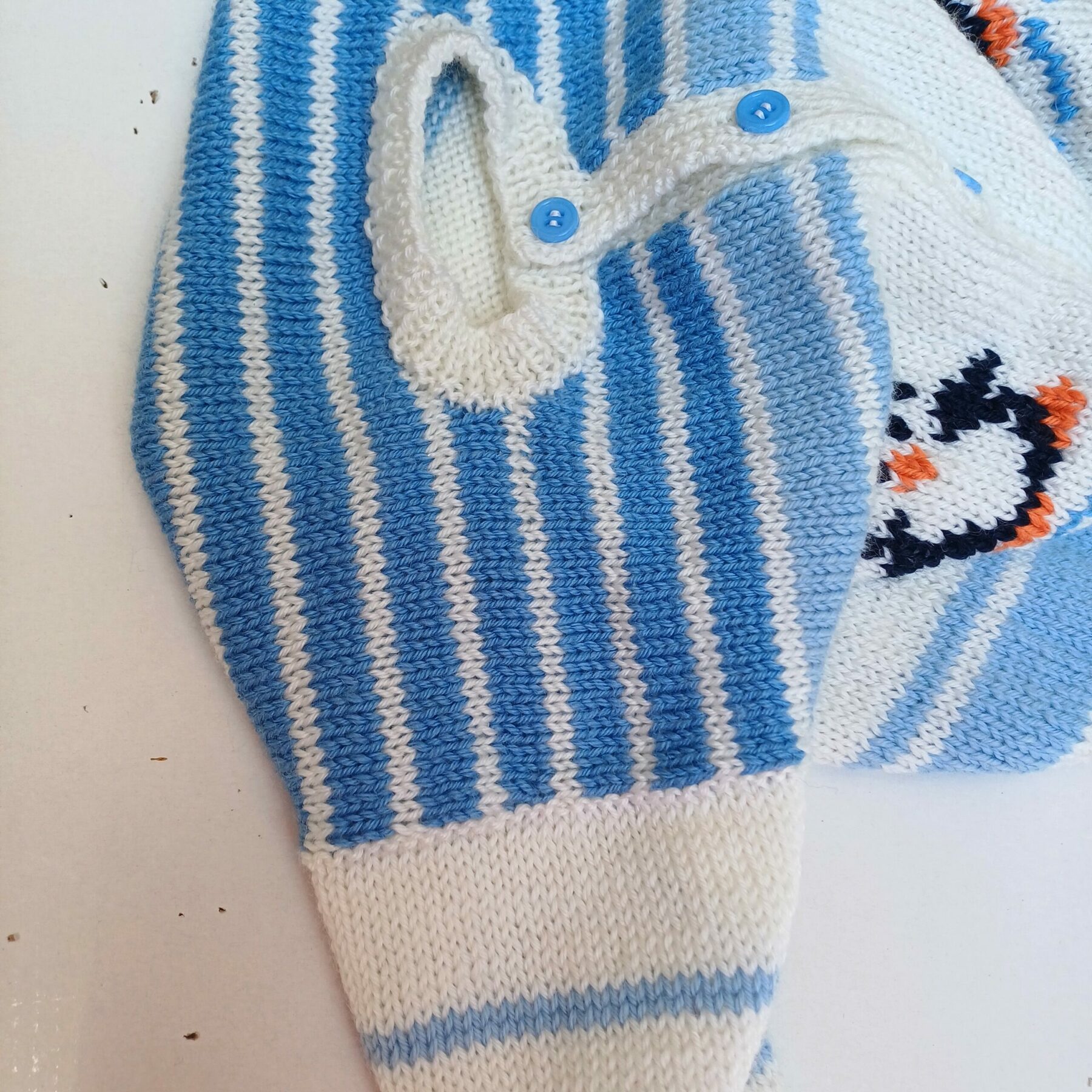 Gilet bébé tricot, fait main, taille 6 mois, avec des pingouins – Image 8