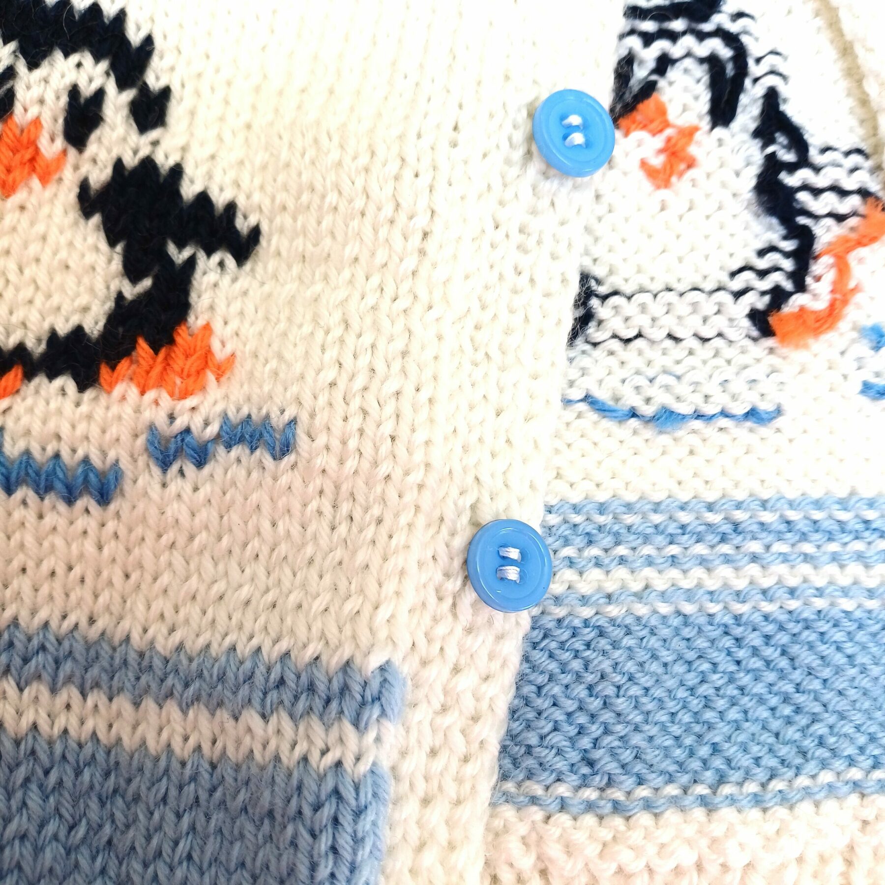 Gilet bébé tricot, fait main, taille 6 mois, avec des pingouins – Image 9