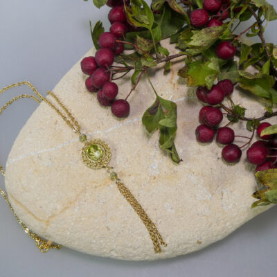 Collier au crochet et perles en verre vert, Saturne