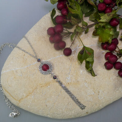 Collier au crochet et perles en verre rouge, Saturne