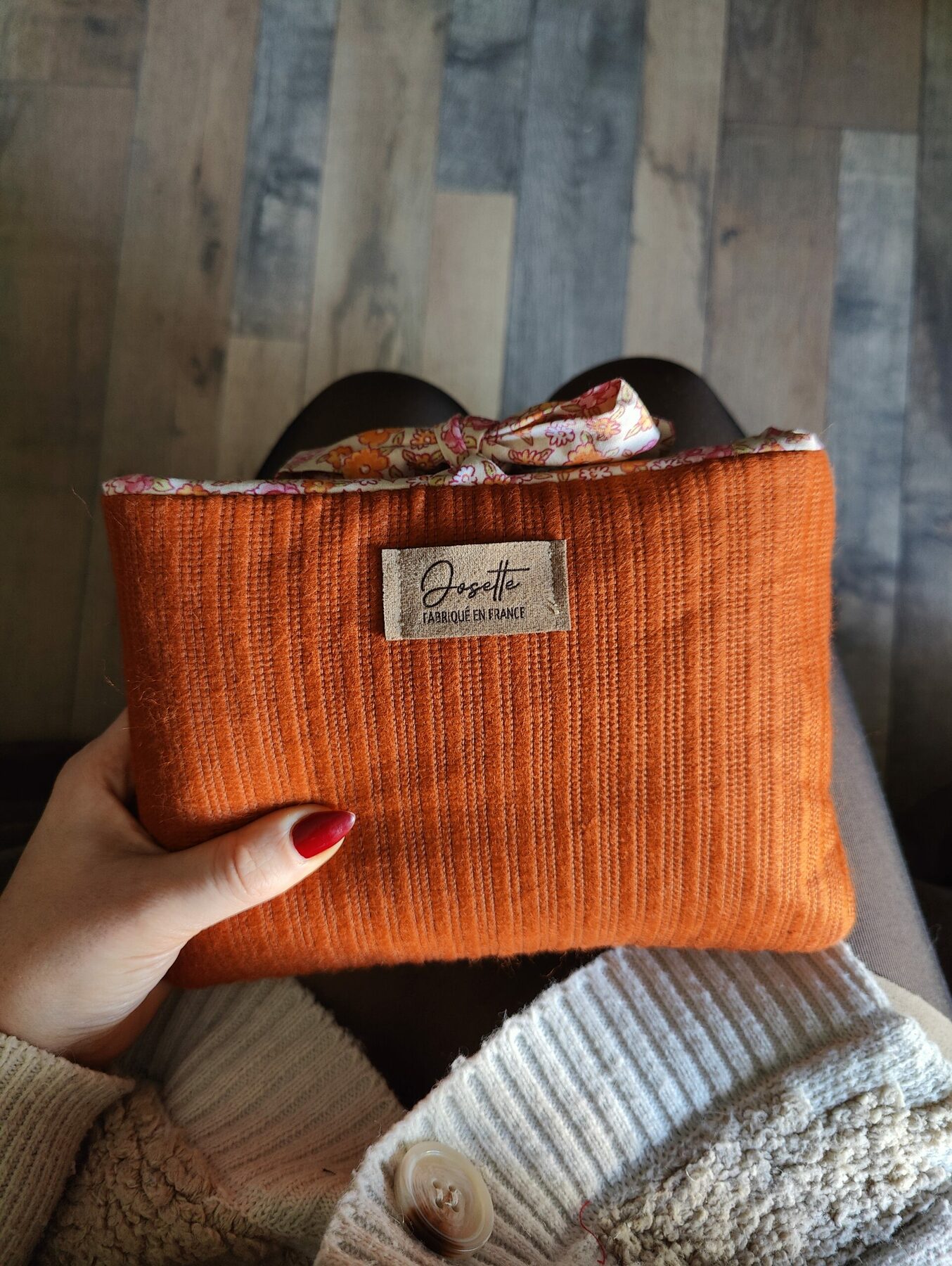 Pochette orangée pour livre ou liseuse sur mes genoux