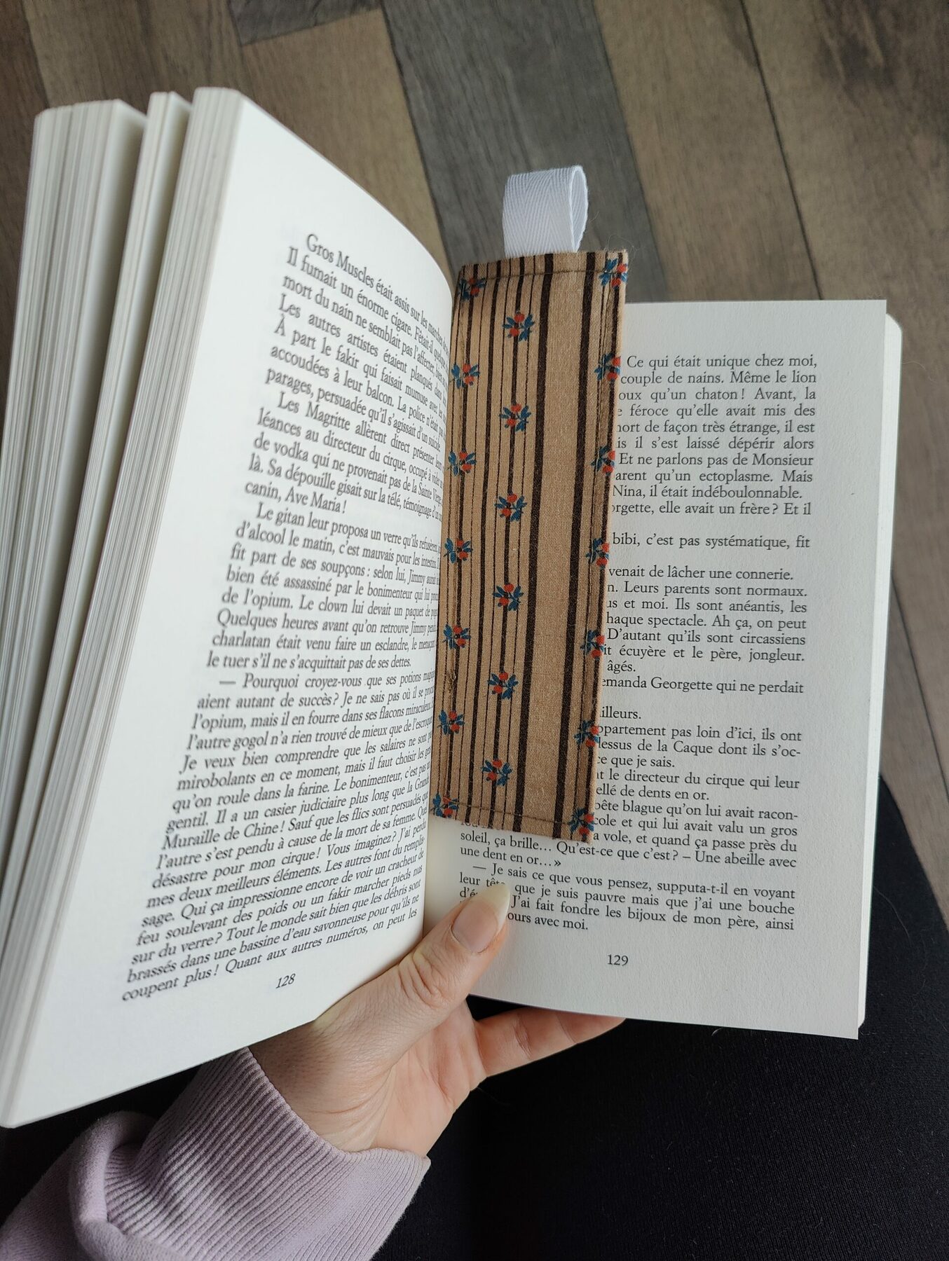 Marque-page dans un livre ouvert