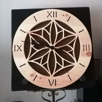 Horloge murale en bois - pin cembro, diamètre 53 cm, finition cire naturelle.