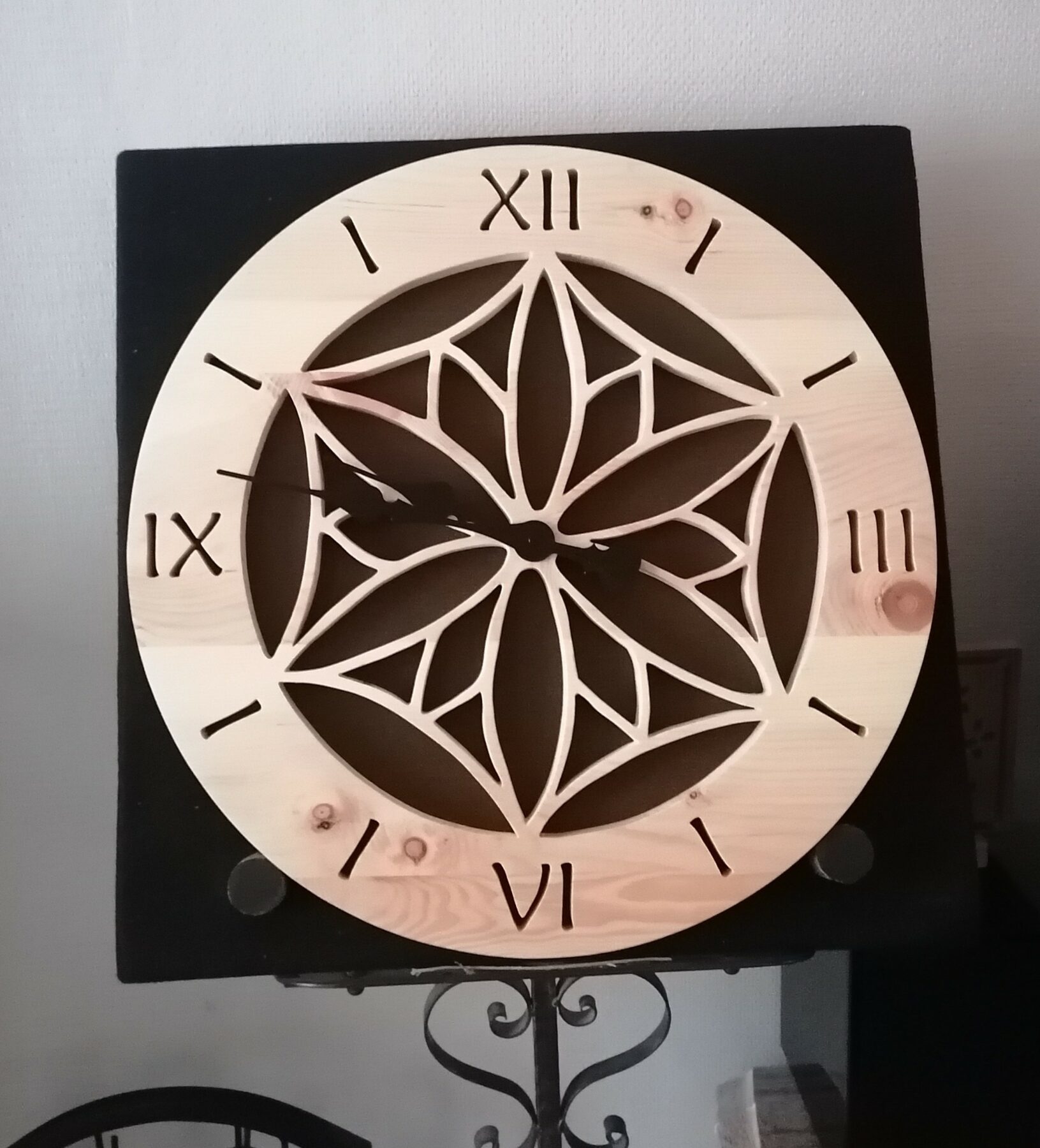 Horloge murale en bois - pin cembro, diamètre 53 cm, finition cire naturelle.