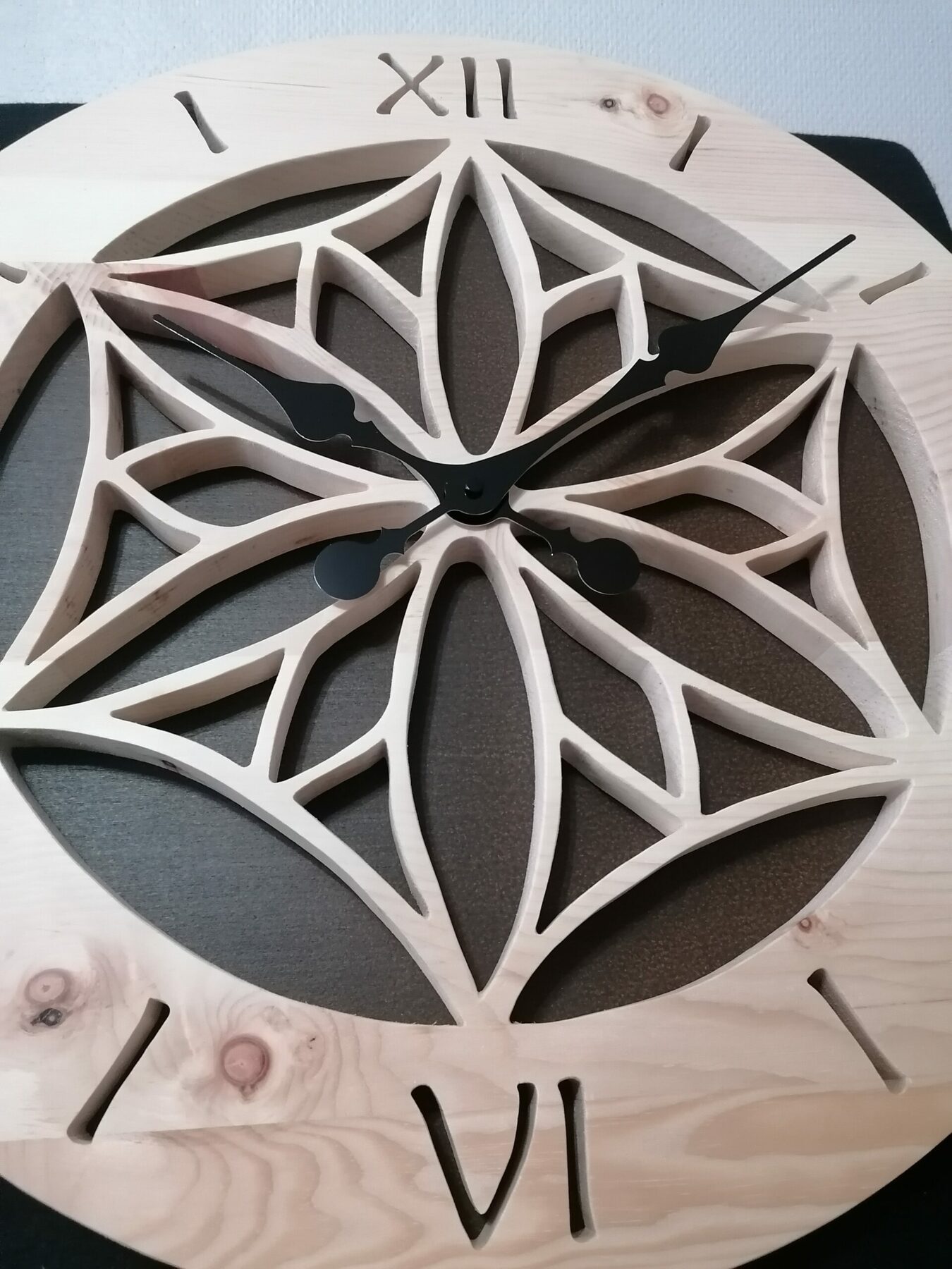 Horloge murale en bois - pin cembro, diamètre 53 cm, finition cire naturelle. – Image 8