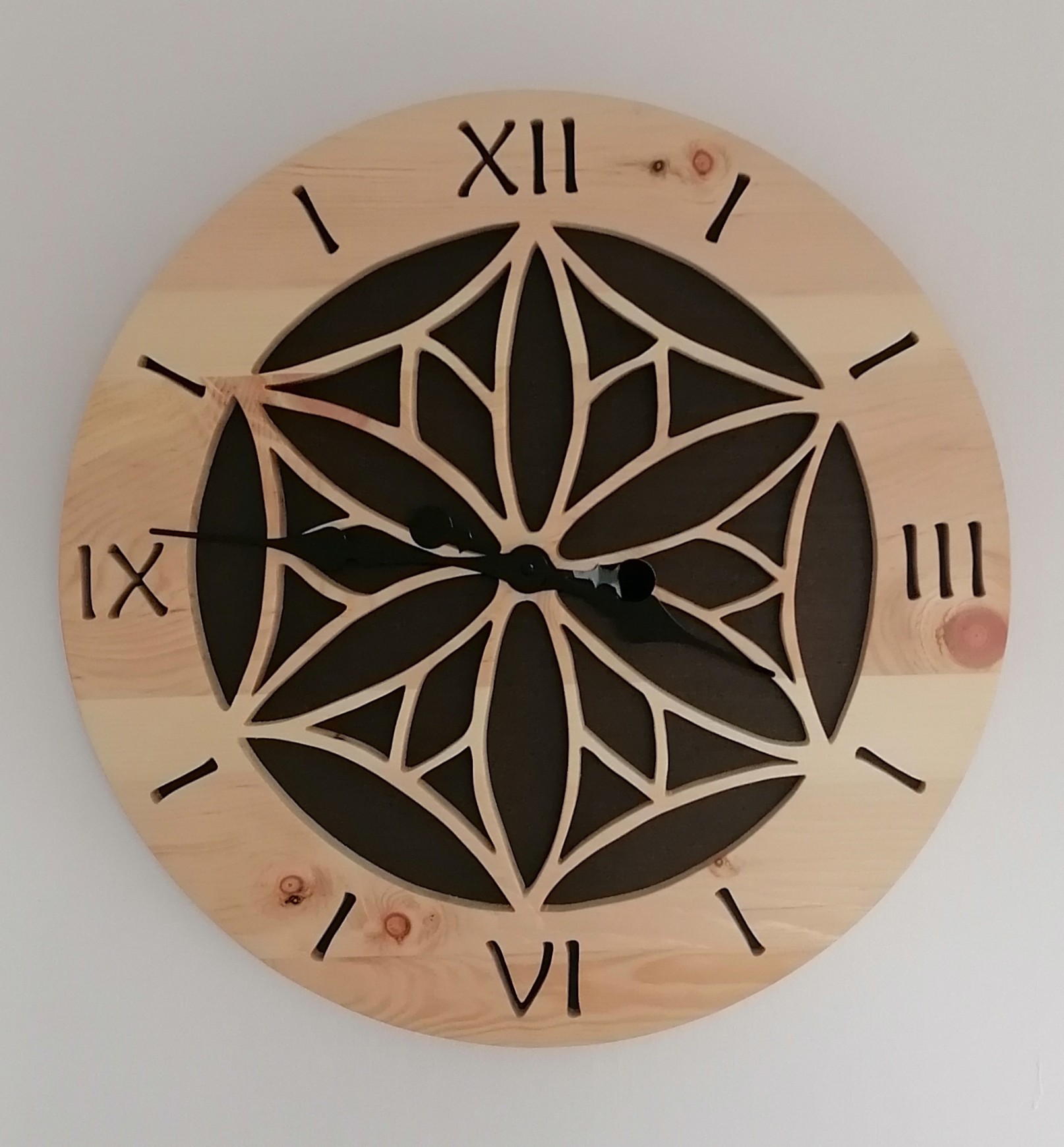 Horloge murale en bois - pin cembro, diamètre 53 cm, finition cire naturelle. – Image 2