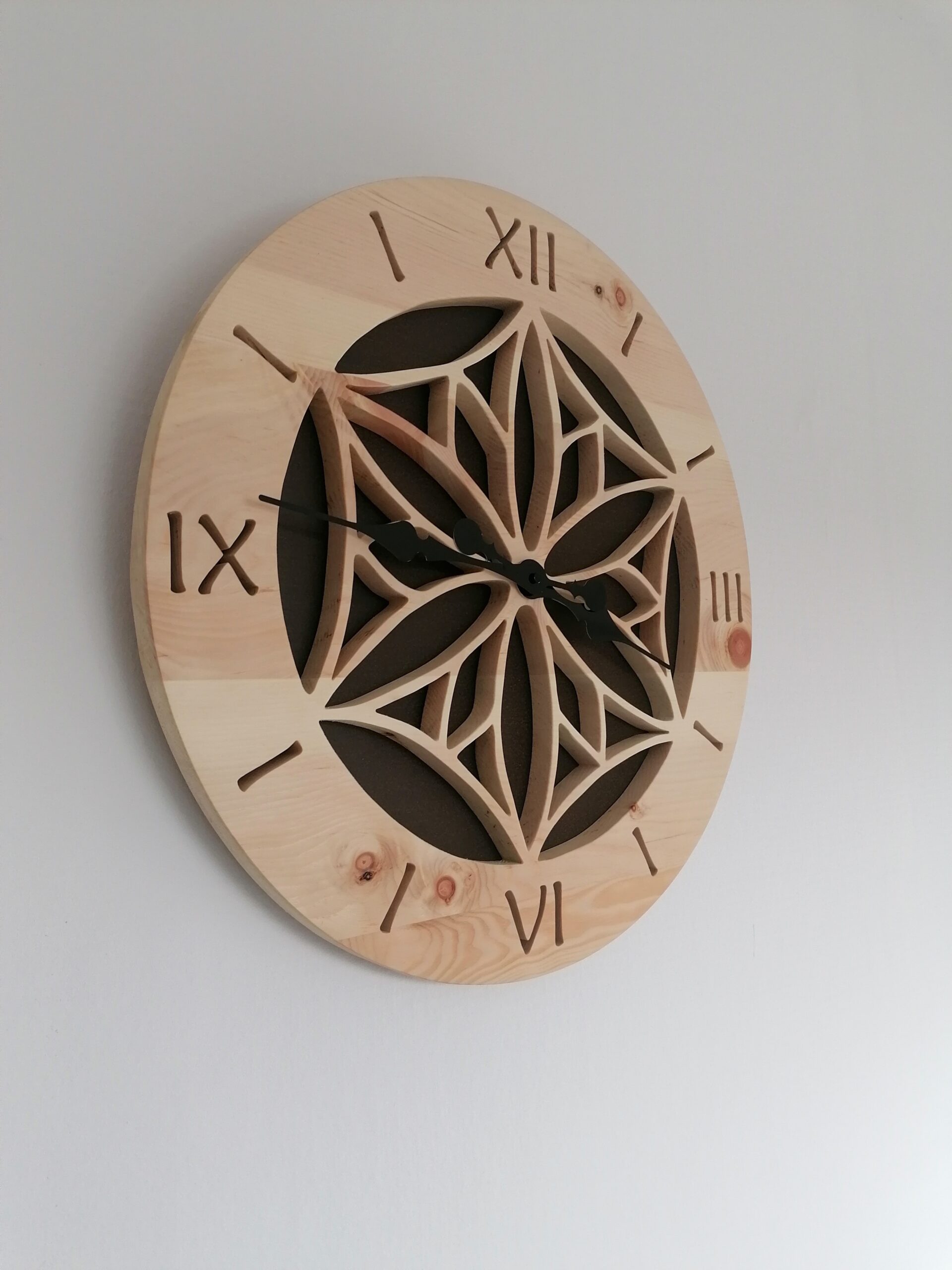 Horloge murale en bois - pin cembro, diamètre 53 cm, finition cire naturelle. – Image 6