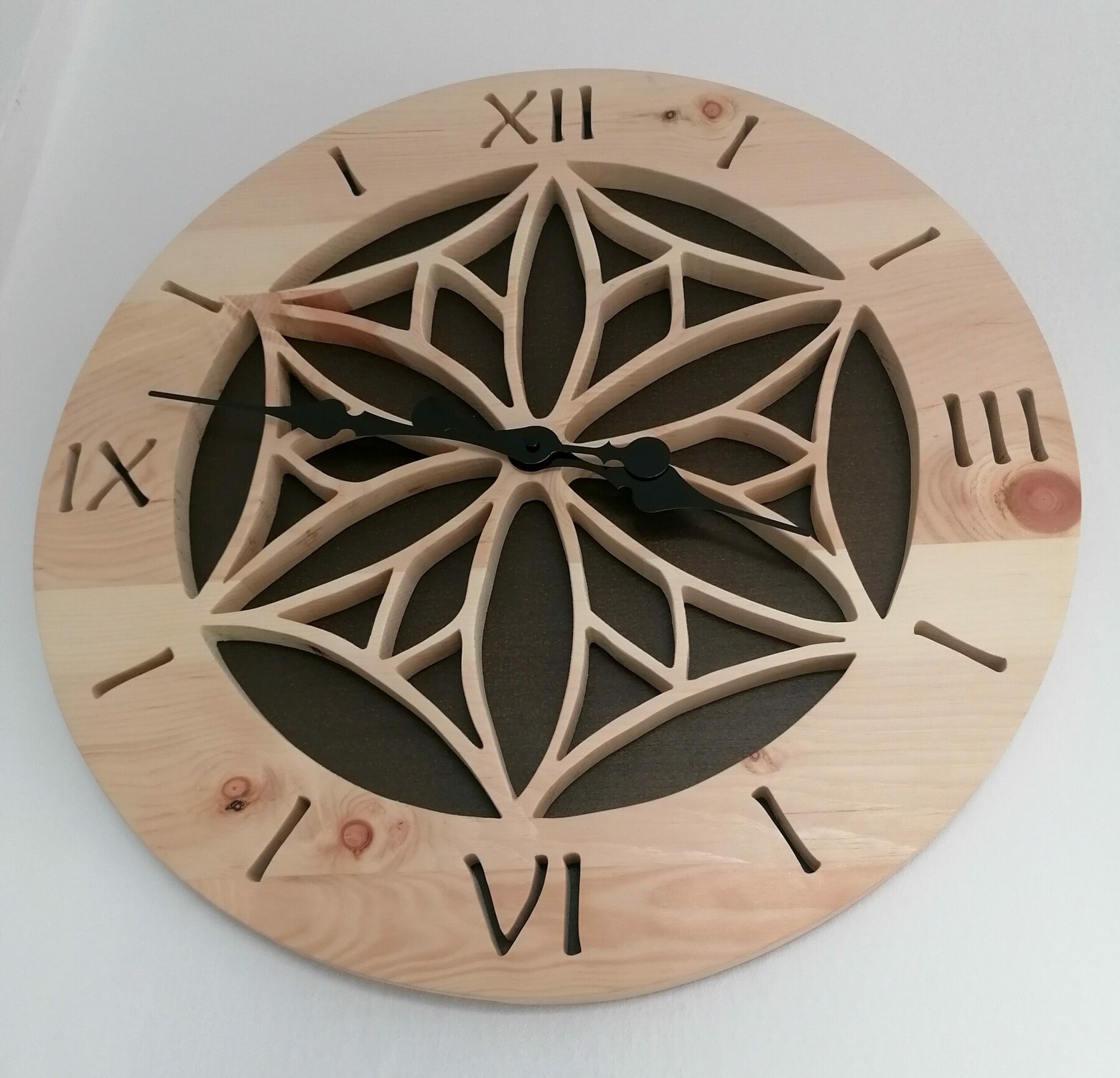 Horloge murale en bois - pin cembro, diamètre 53 cm, finition cire naturelle. – Image 5
