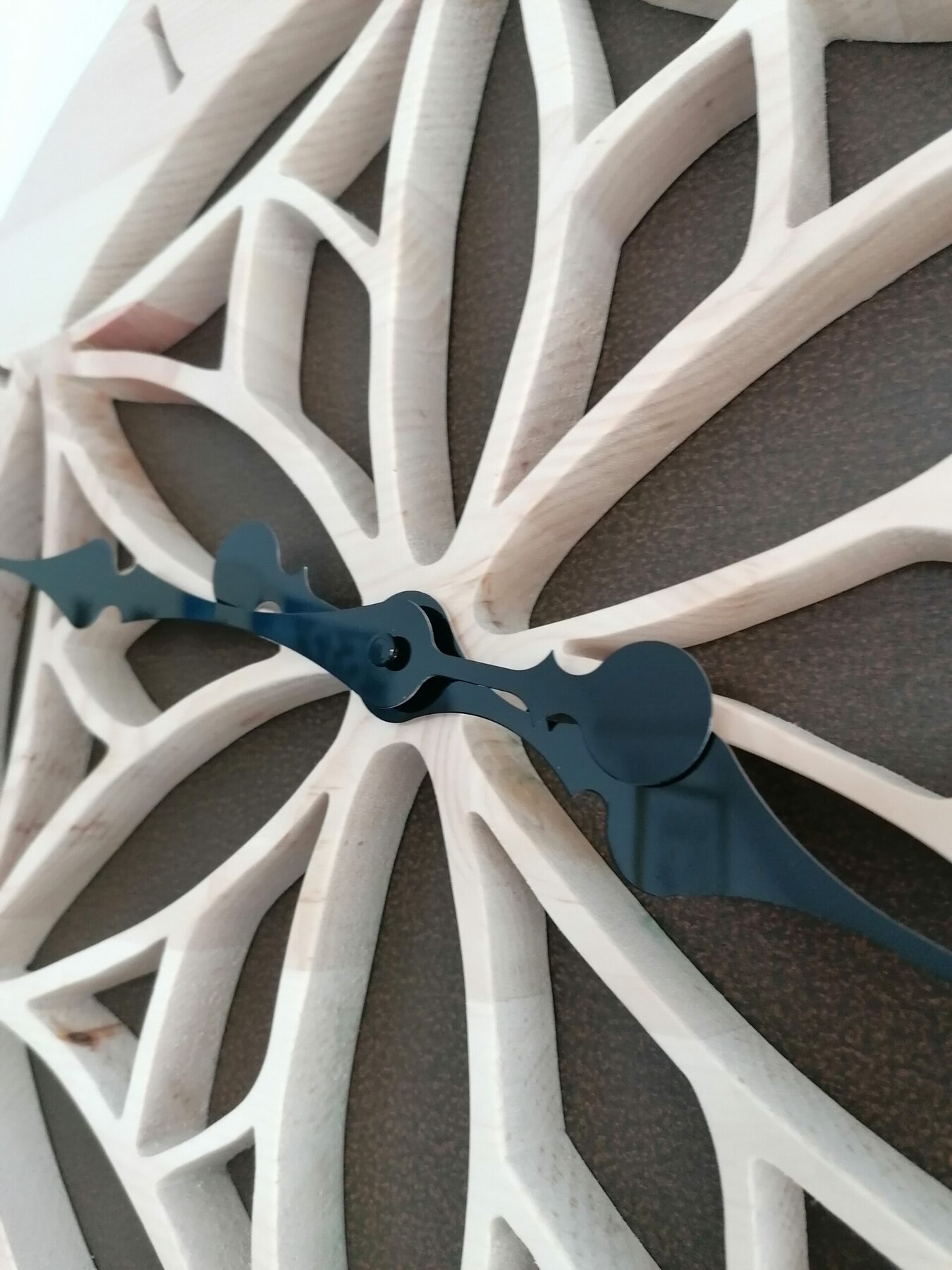 Horloge murale en bois - pin cembro, diamètre 53 cm, finition cire naturelle. – Image 3