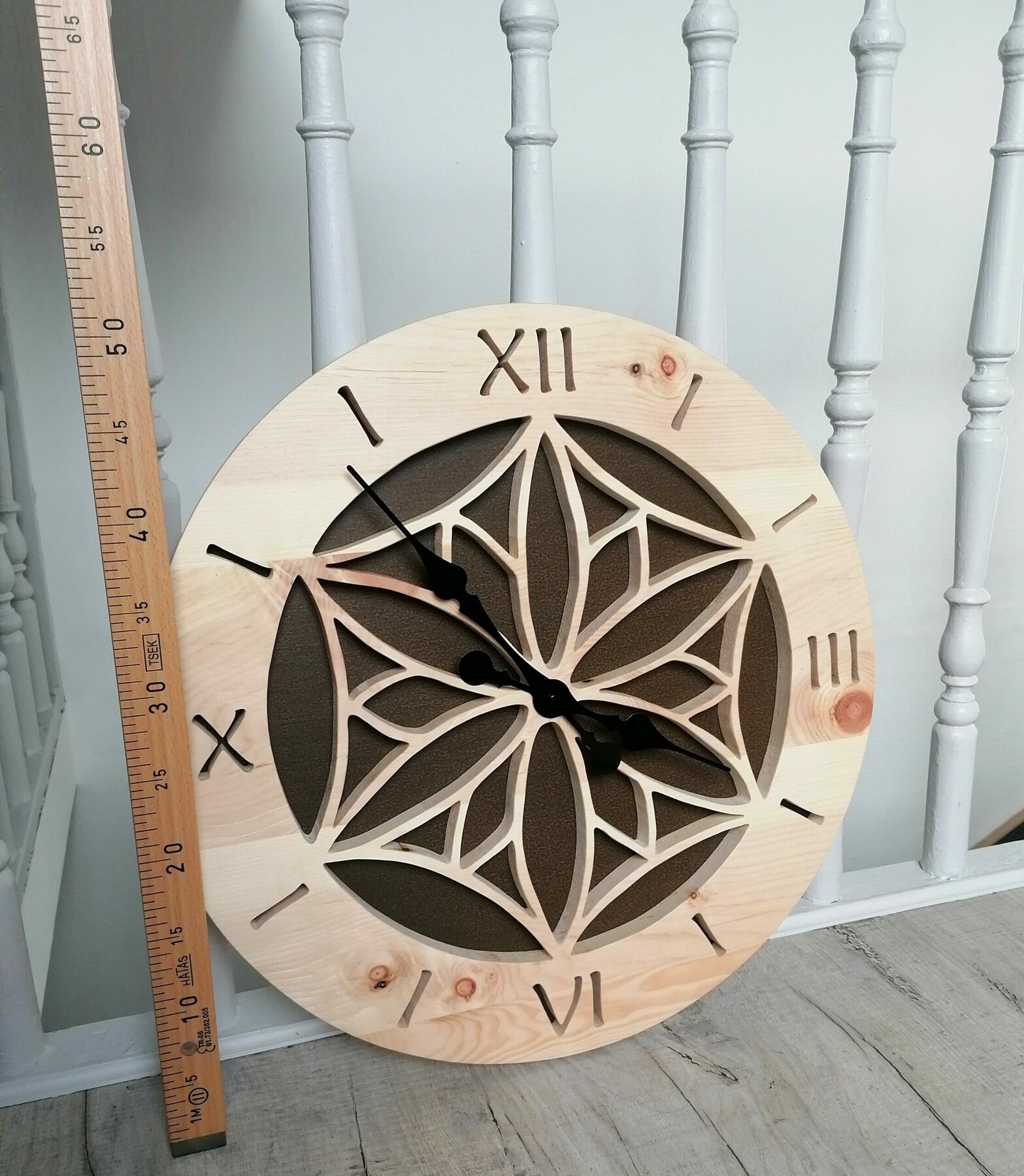Horloge murale en bois - pin cembro, diamètre 53 cm, finition cire naturelle. – Image 4