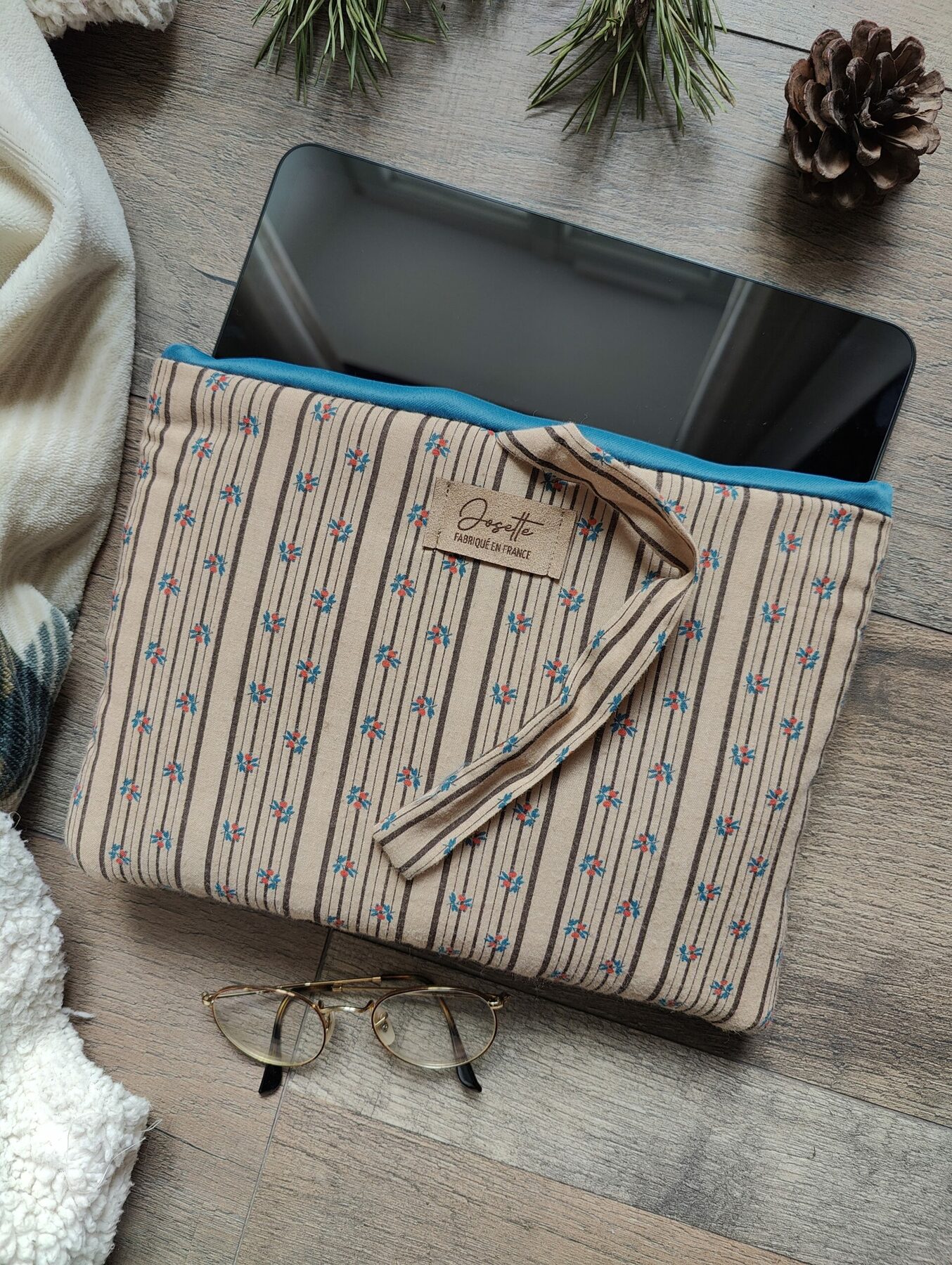 Pochette pour livre ou tablette, tissu fleuri rayé et doublure turquoise.