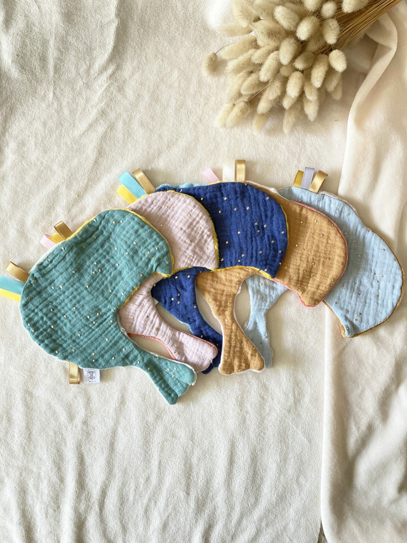 Doudou plat étiquette perroquet