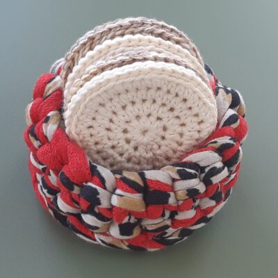 Petite corbeille garnie de disques à démaquiller