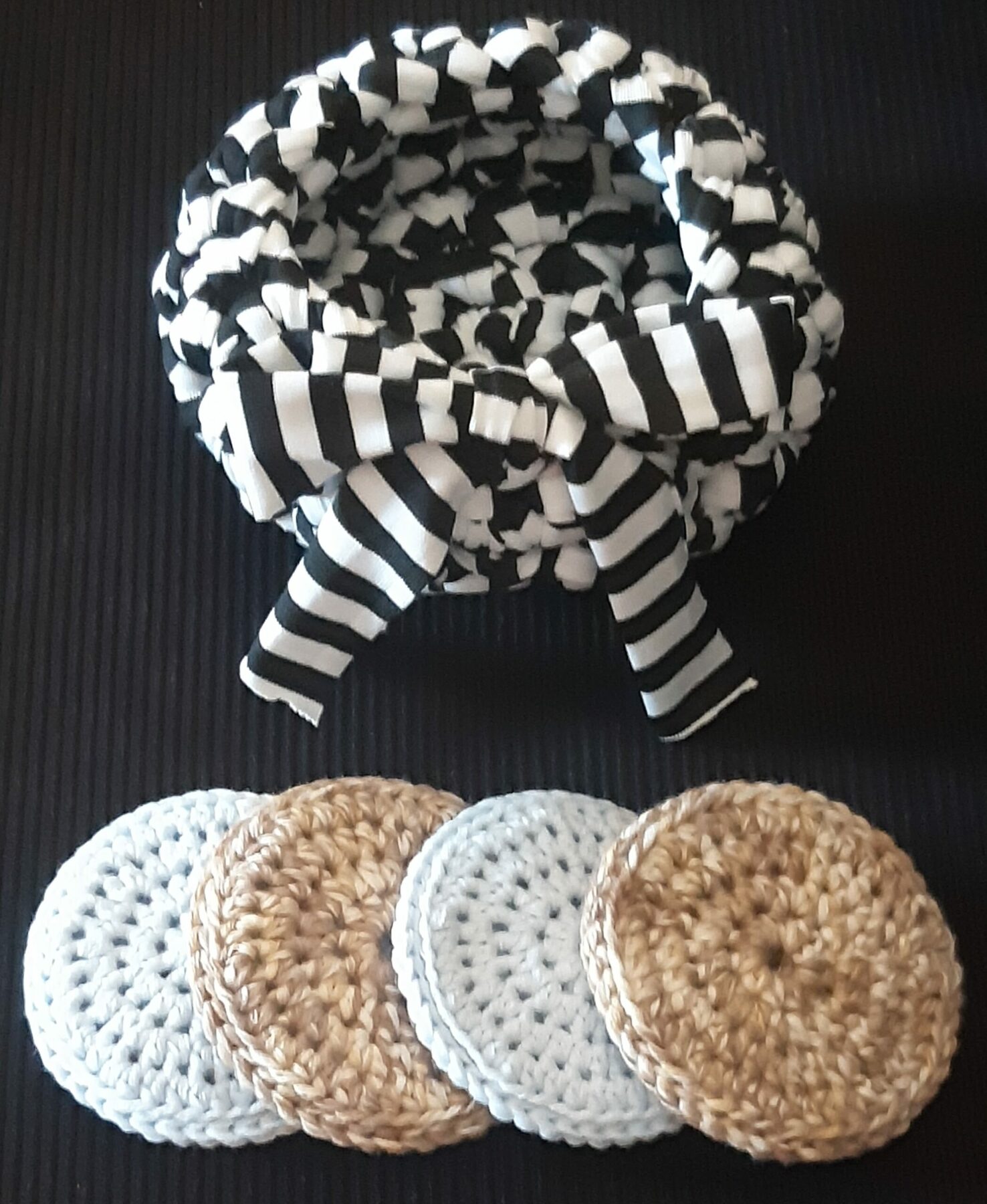 Petite corbeille "marine" et ses disques à démaquiller au crochet – Image 2