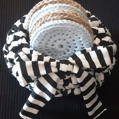 Petite corbeille et ses disques à démaquiller au crochet