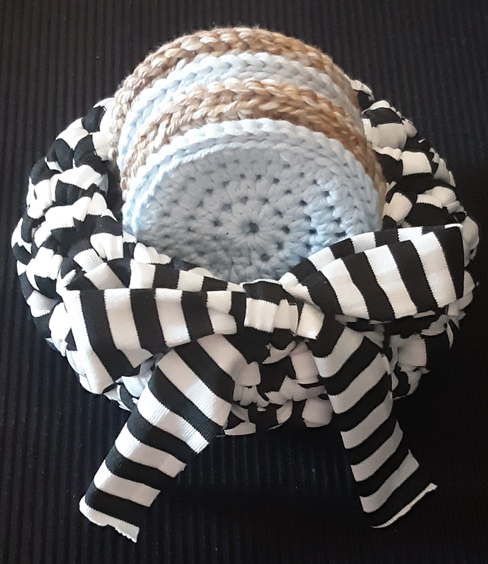 Petite corbeille et ses disques à démaquiller au crochet