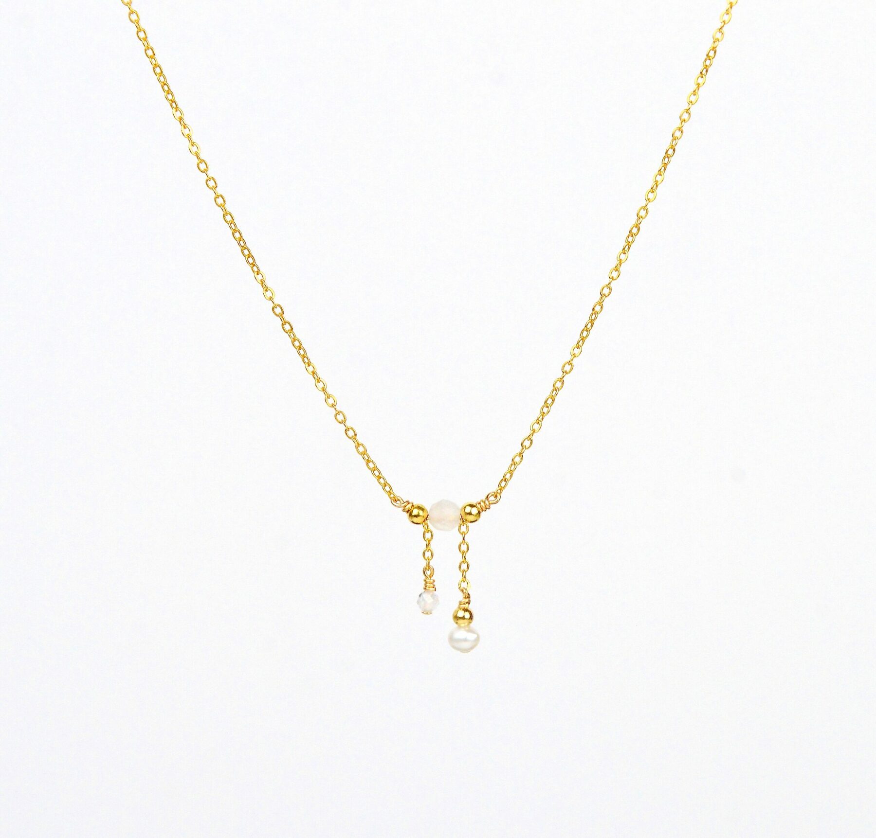 Collier fin en or laminé et pierres fines naturelles