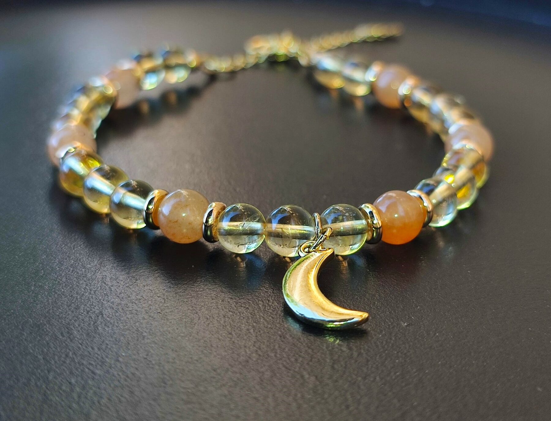 Bracelet en Citrine et Aventurine Orange sur plaqué or avec breloque lune – Image 4