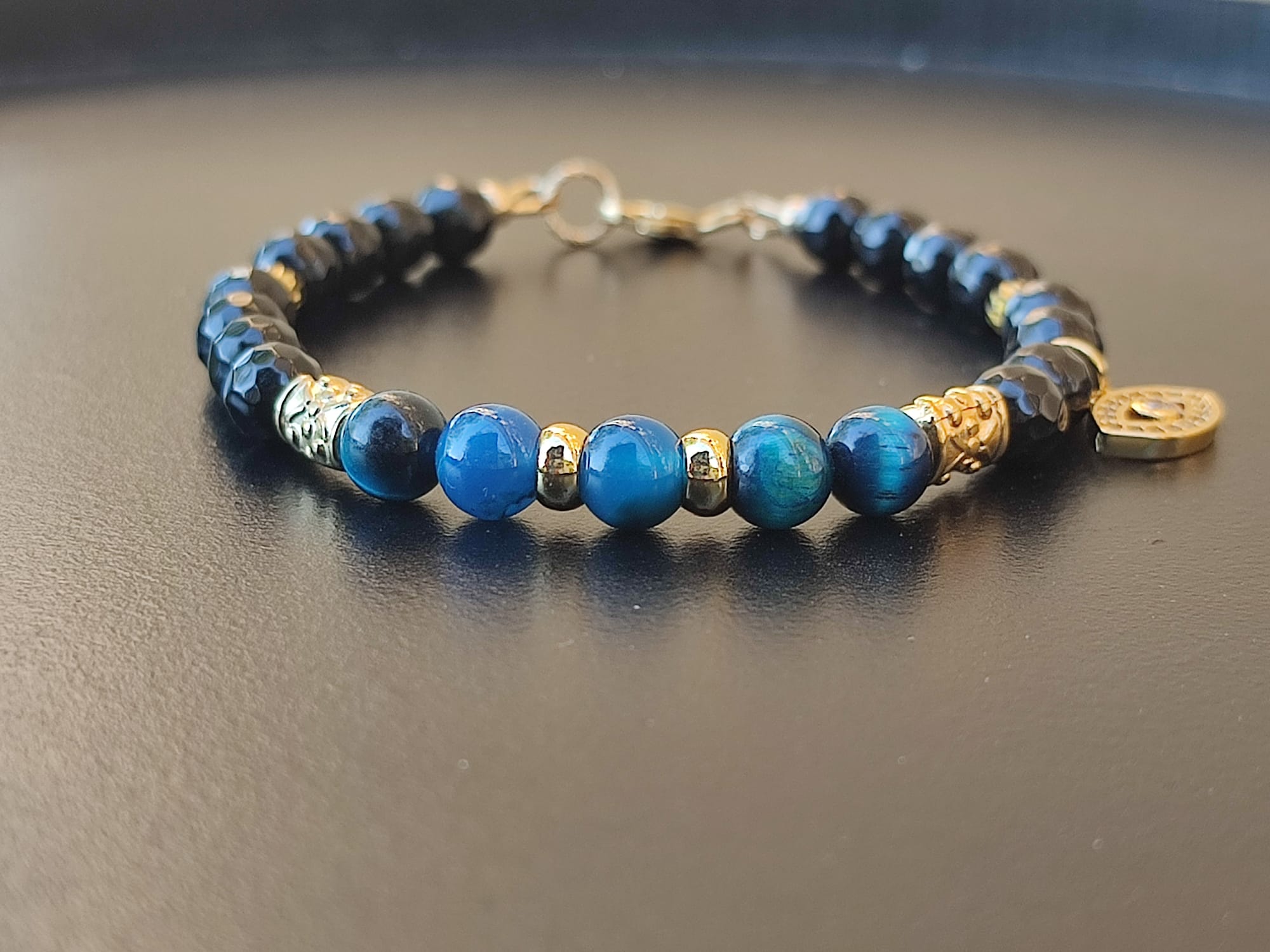 Bracelet œil de tigre bleu et onyx noir – Protection et intuition – Breloque œil – Image 4