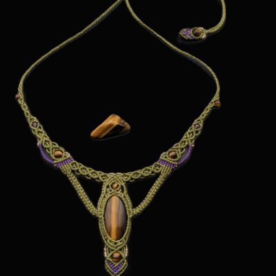 Collier Macramé Vert Olive Et Violet Avec Cabochon Et Perles En Pierre Fine, Œil De Tigre Et Améthyste / Lithothérapie