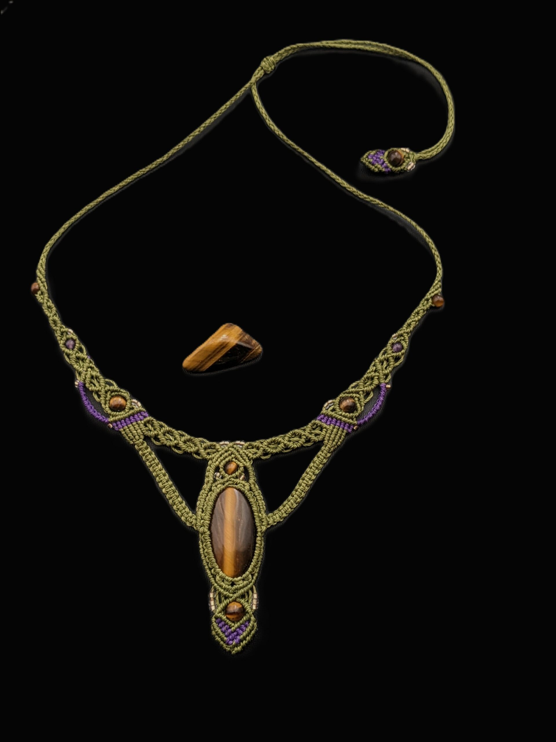 Collier Macramé Vert Olive Et Violet Avec Cabochon Et Perles En Pierre Fine, Œil De Tigre Et Améthyste / Lithothérapie