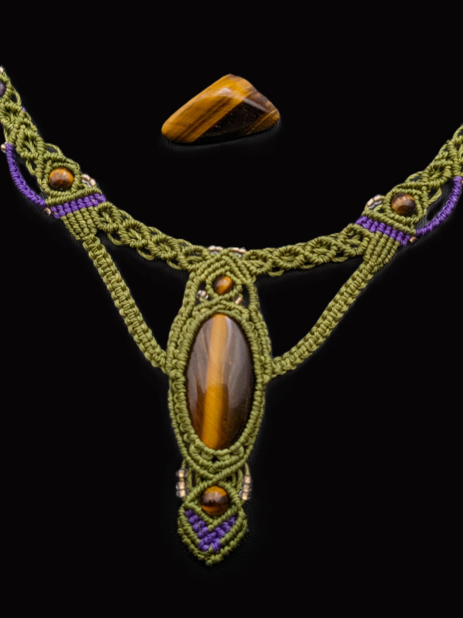 Collier Macramé Vert Olive Et Violet Avec Cabochon Et Perles En Pierre Fine, Œil De Tigre Et Améthyste / Lithothérapie – Image 5