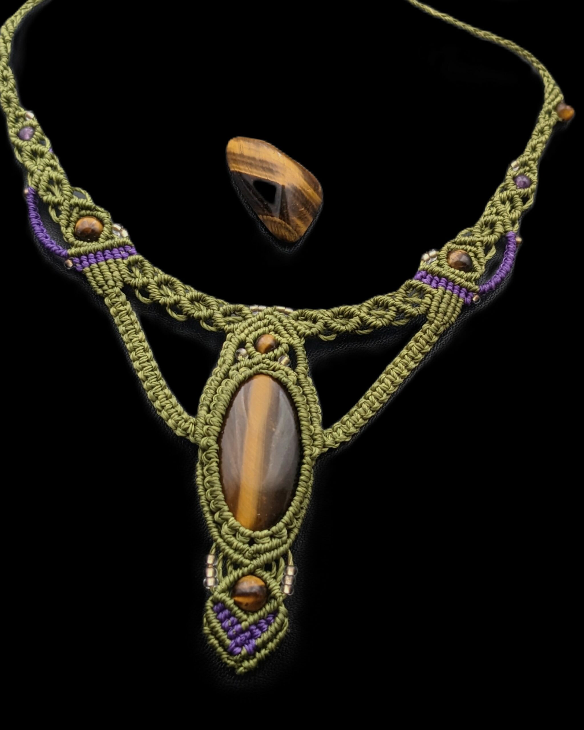 Collier Macramé Vert Olive Et Violet Avec Cabochon Et Perles En Pierre Fine, Œil De Tigre Et Améthyste / Lithothérapie – Image 4