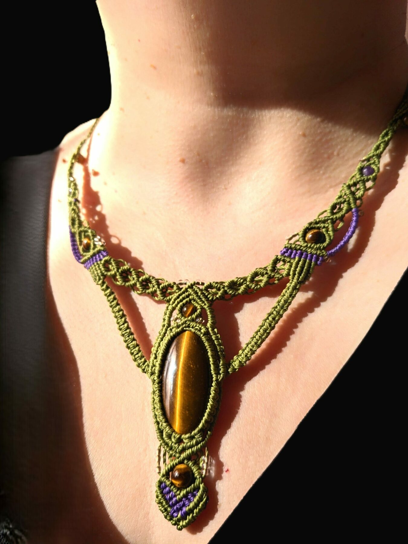 Collier Macramé Vert Olive Et Violet Avec Cabochon Et Perles En Pierre Fine, Œil De Tigre Et Améthyste / Lithothérapie – Image 3