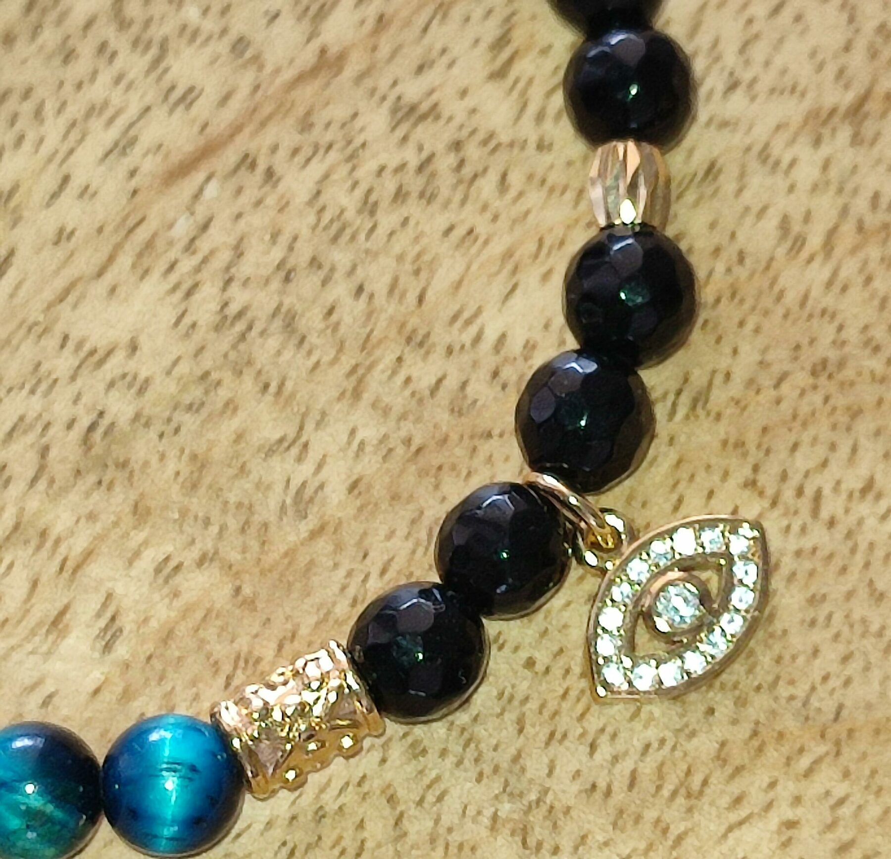 Bracelet œil de tigre bleu et onyx noir – Protection et intuition – Breloque œil – Image 3