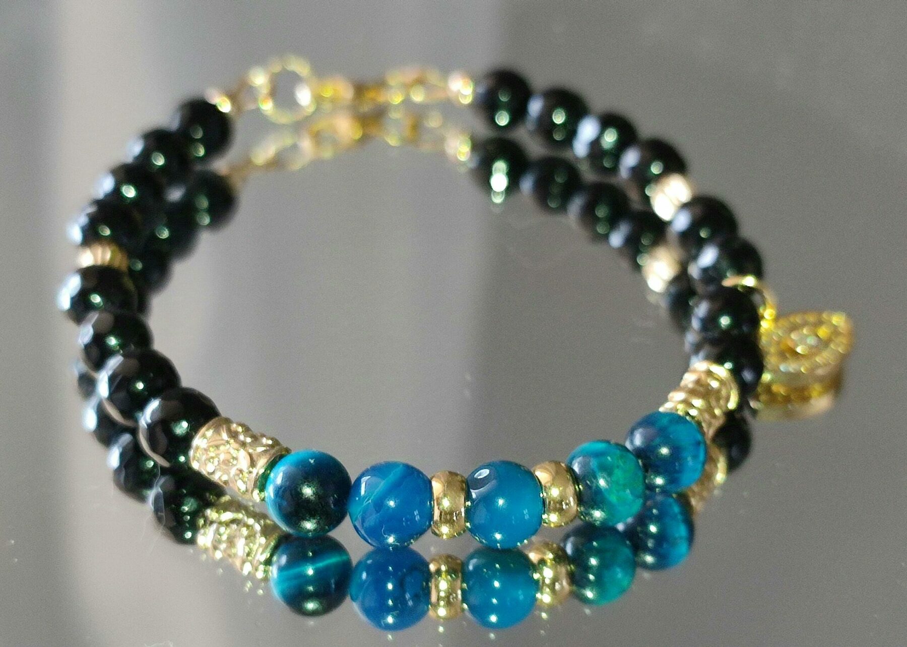 Bracelet œil de tigre bleu et onyx noir – Protection et intuition – Breloque œil – Image 2