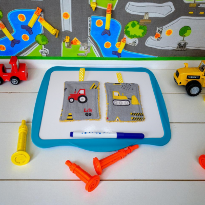 Duo de lingettes pour ardoise scolaire avec plusieurs motifs amusants pour les enfants.