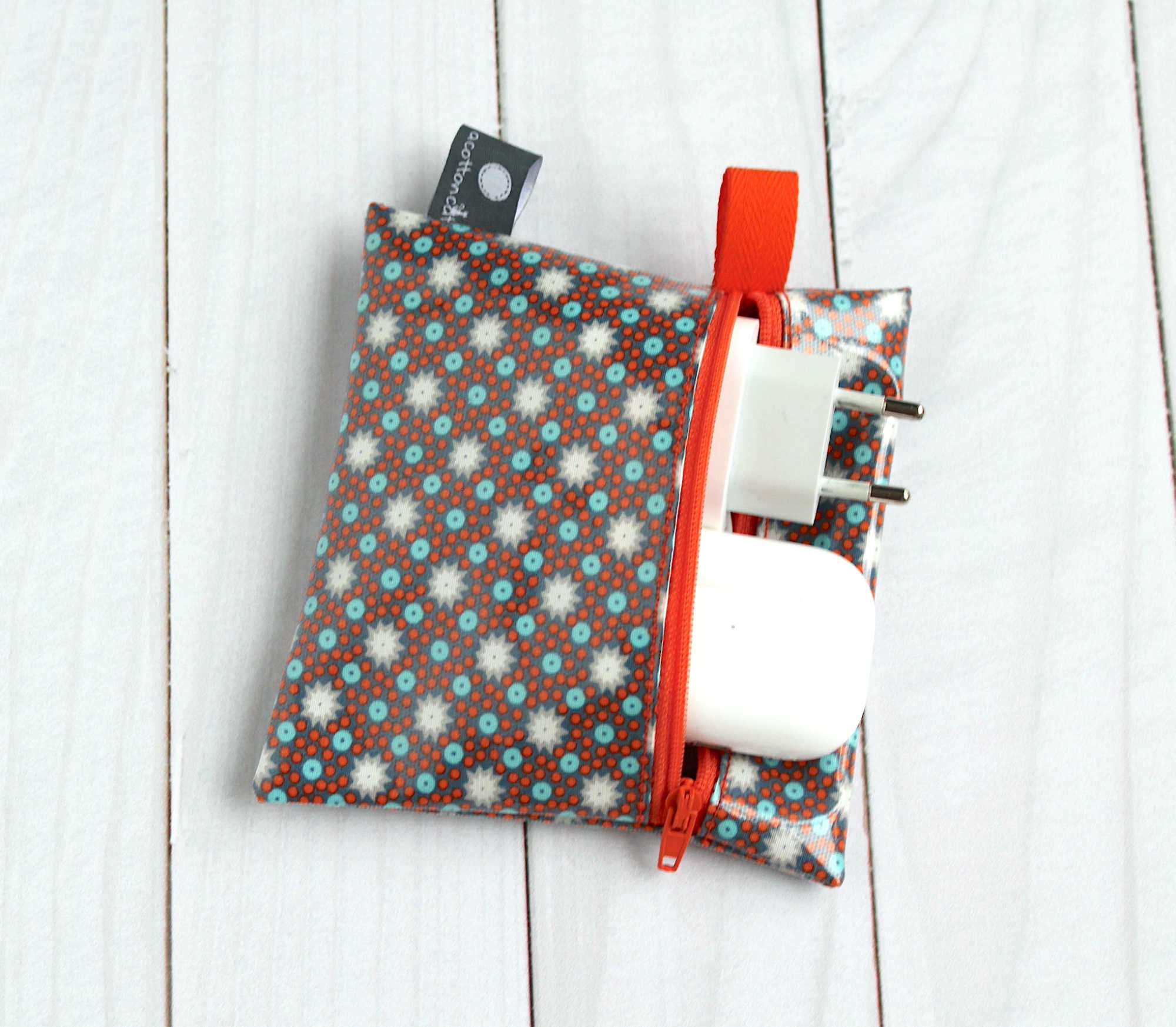 pochette impermeable écouteurs chargeur