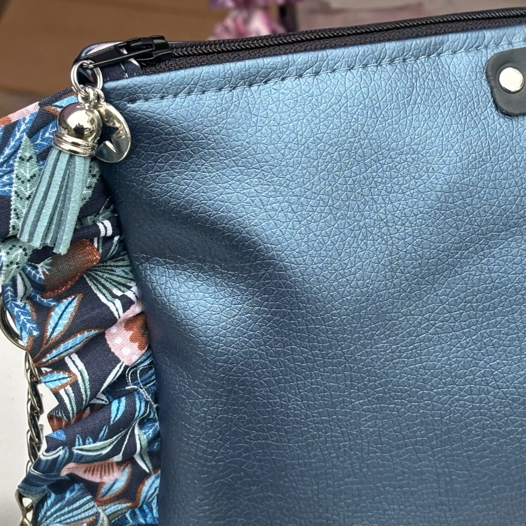 Sac bandoulière en simili cuir bleu irisé- Création Artisanale Française – Image 2
