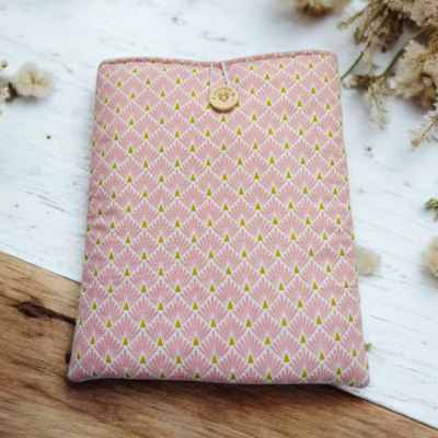 Pochette molletonnée motif éventails roses – protège livres, tablettes et liseuses – fait main en coton Oeko-Tex®