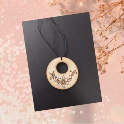 Collier fleurs bois fait-main