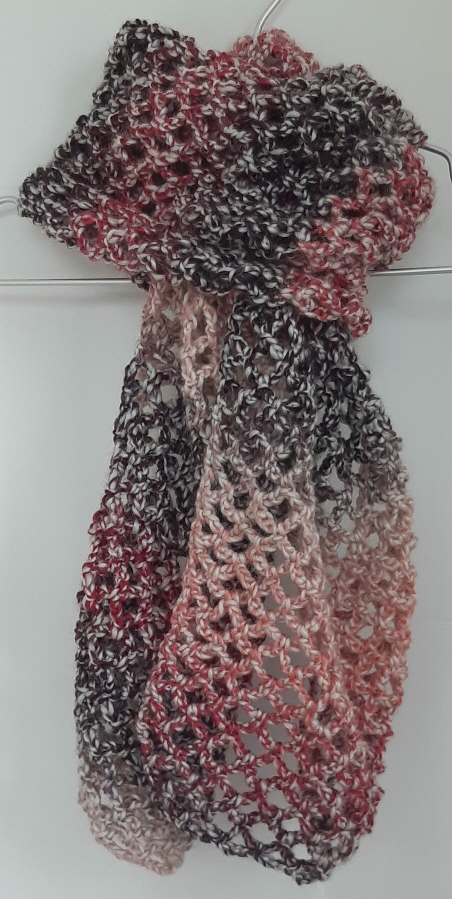 Echarpe ajourée au crochet dégradé rose