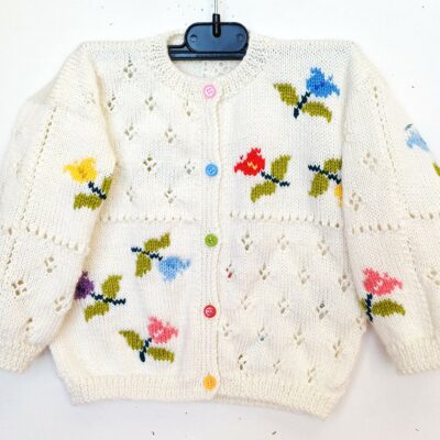 Gilet pour enfant, tricoté main, avec des fleurs, taille 2 ans