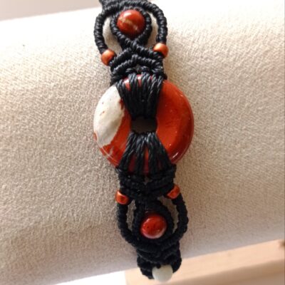Bracelet , micro macramé, perles naturelles, jaspe rouge