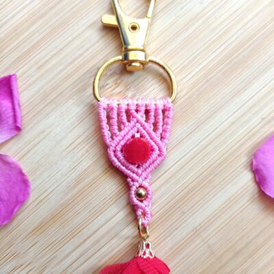 Porte clés ou bijou de sac, micro macramé, rose et rouge