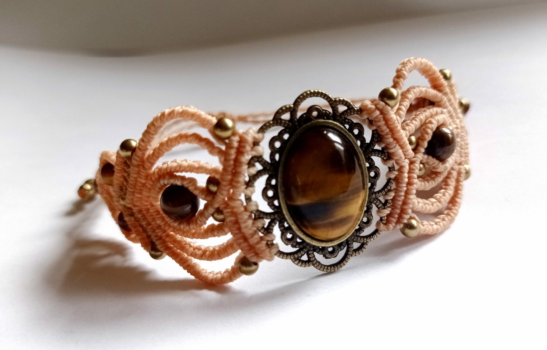 Bracelet cabochon oeil de tigre, micro macramé – Image 3