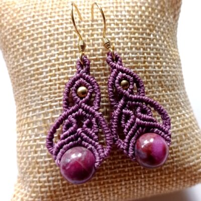 Boucles d'oreilles pendantes, micro macramé, violet