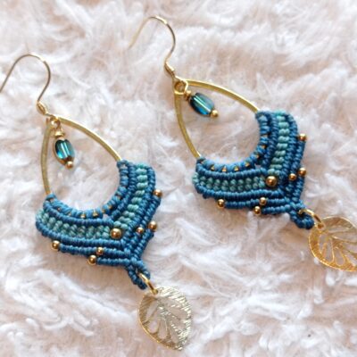 Boucles d'oreilles, micro macramé, bleu, acier inoxydable doré