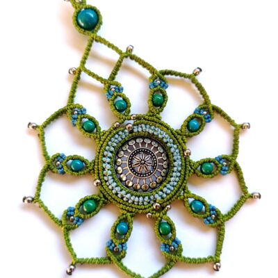 Collier mandala en micro macramé, chrysocolle