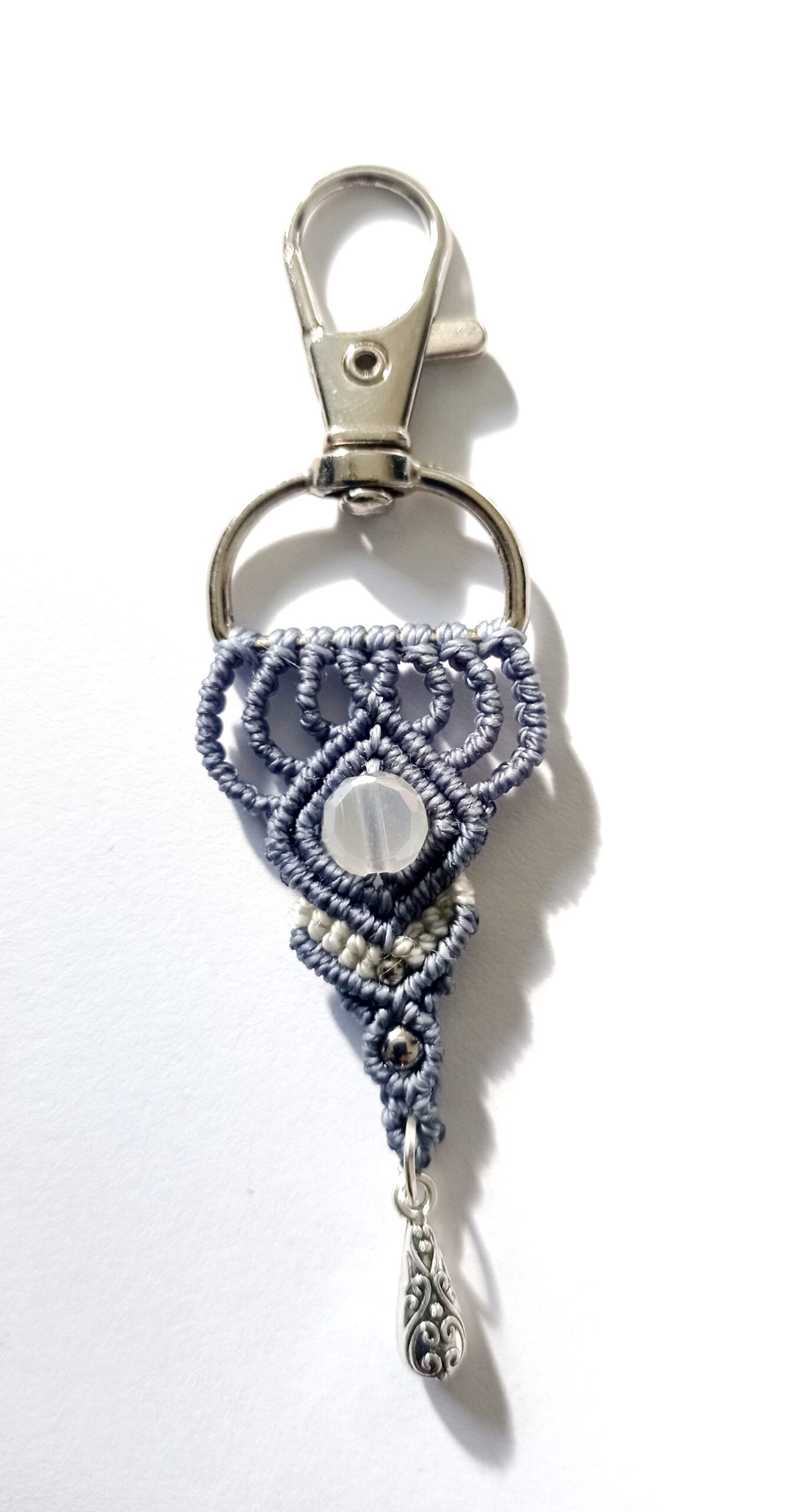 Porte clés ou bijou de sac, micro macramé, bleu gris – Image 2