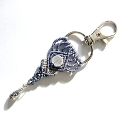 Porte clés ou bijou de sac, micro macramé, bleu gris