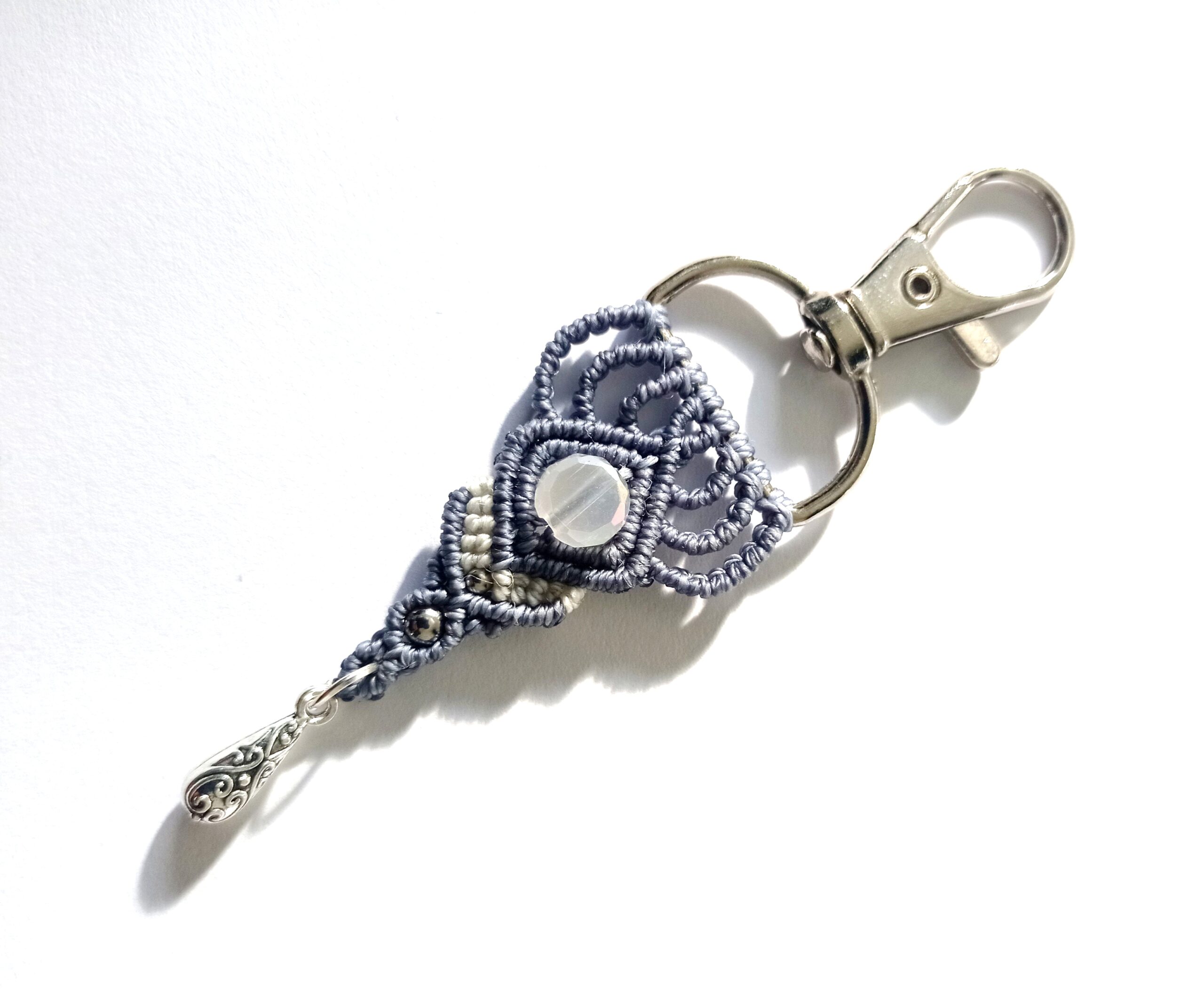 Porte clés ou bijou de sac, micro macramé, bleu gris