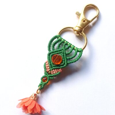 Porte clés ou bijou de sac, micro macramé, vert et orange