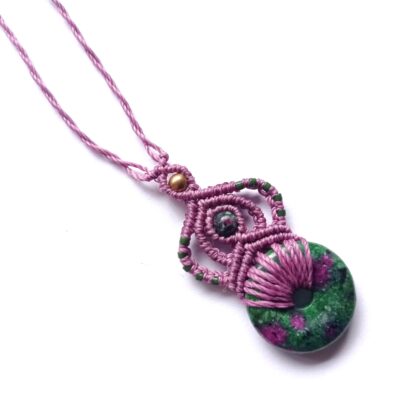 Collier donut, micro macramé, épidote