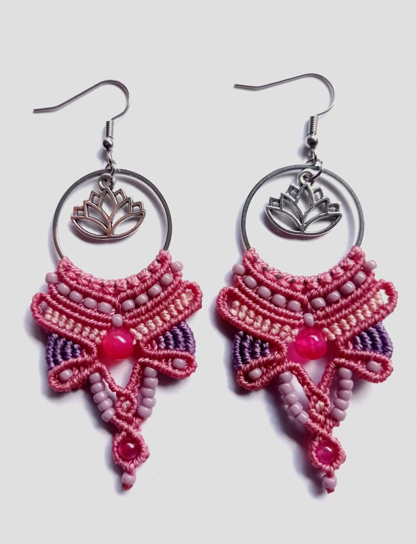 Boucles d'oreilles, micro macramé, rose et mauve, acier inoxydable – Image 2