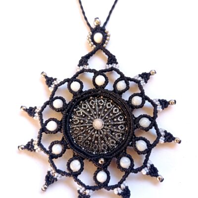 Collier mandala en micro macramé, agate blanche